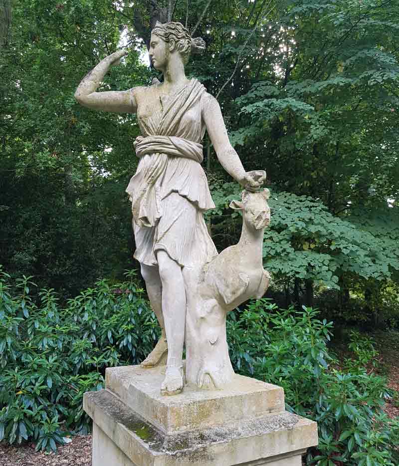 Statue dans le parc de la Briantais.