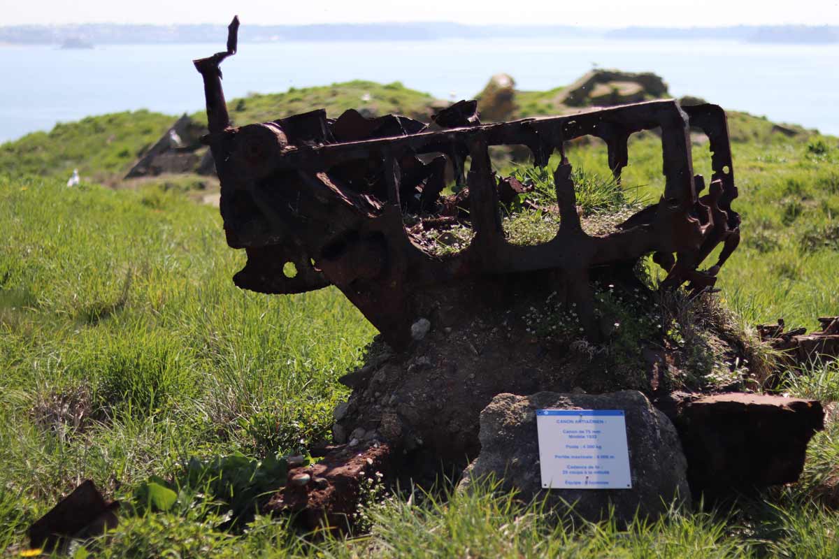 Canon détruit sur l'Île de Cézembre.