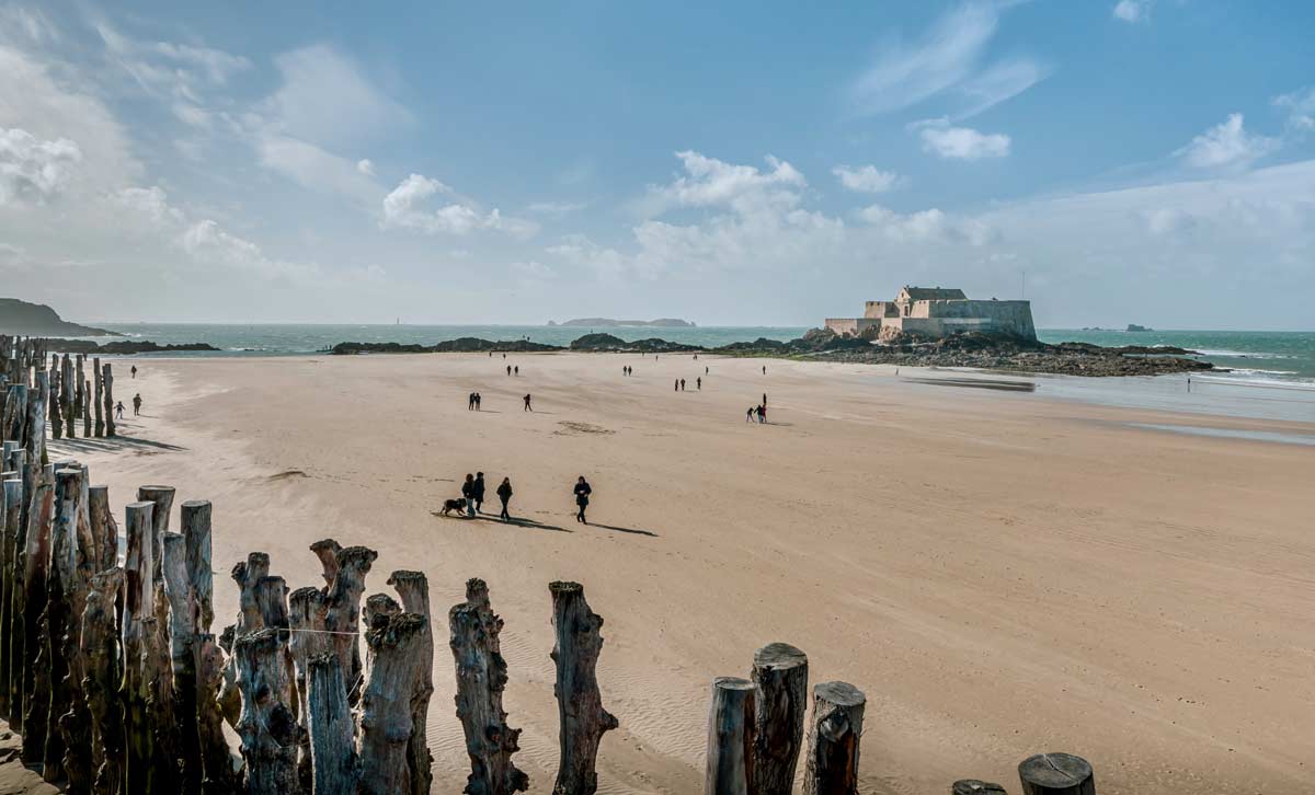 Vue sur le fort national de Saint-Malo depuis la plage du Sillon