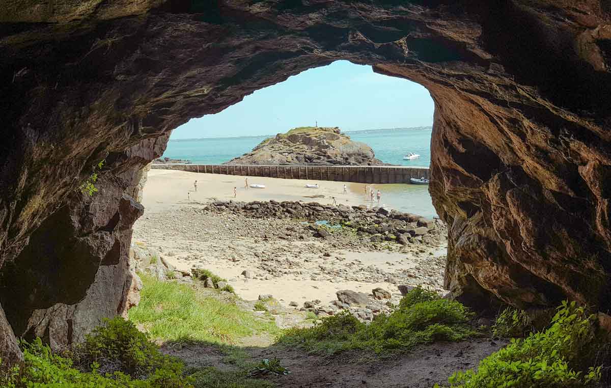 Vue depuis l'intérieur d'une grotte à Cézembre.