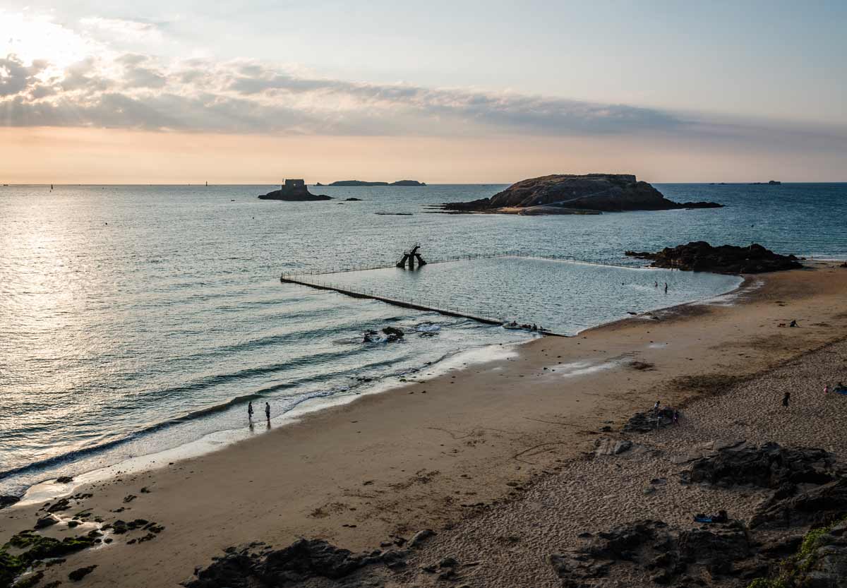 Piscine Bon-Secours de Saint-Malo avec un coucher de soleil